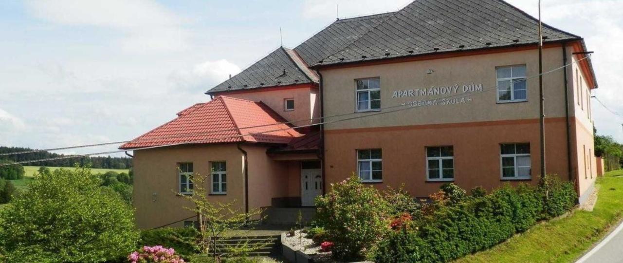 Apartmanovy Dum Obecna Skola Svetlik Dış mekan fotoğraf